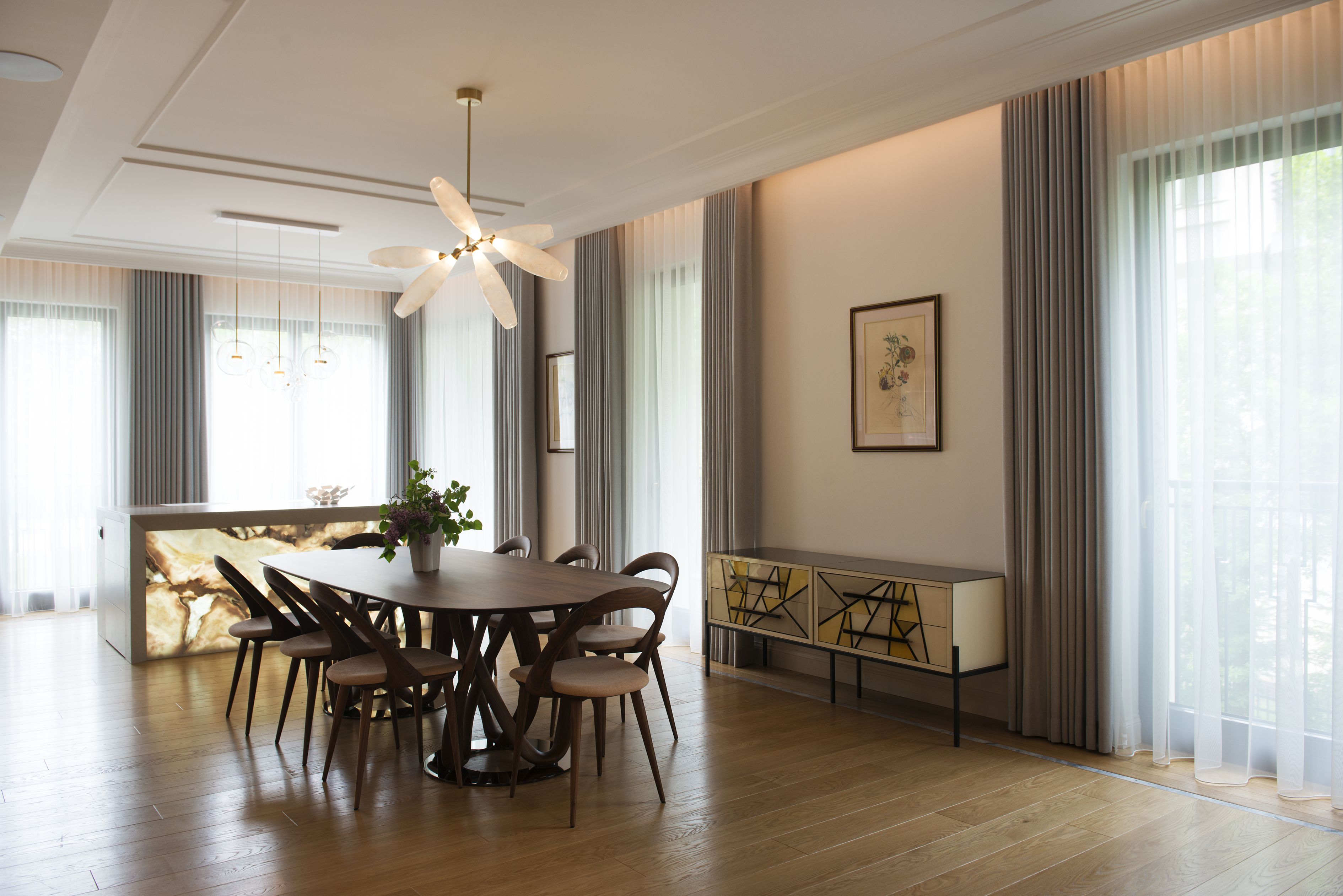 Komody z antykwariatu, były jedynymi meblami, które przeprowadziły się z poprzedniej inwestycji. Nieco je przerobiłyśmy, dzięki czemu trochę odmłodniały :)